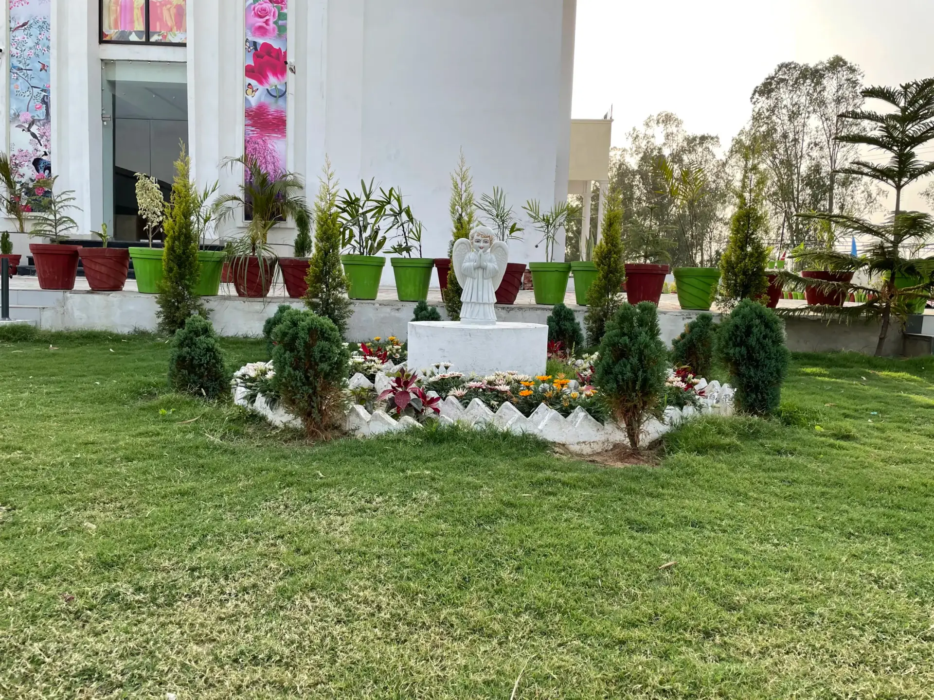 Lush green garden lawn at SD Farm Dhand &ndash; ideal outdoor wedding venue in Haryana